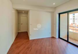 Refurbished 3 bedroom apartment 100m from the beach