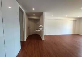 Refurbished 3 bedroom apartment 100m from the beach