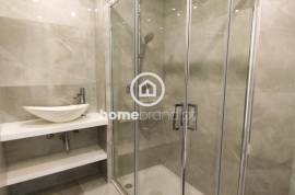 Refurbished 3 bedroom apartment 100m from the beach
