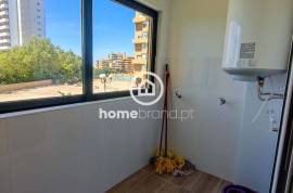 Refurbished 3 bedroom apartment 100m from the beach