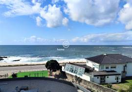 3 bedroom apartment in first line of sea fully refurbished and furnished