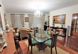 3 bedroom apartment with excellent areas in the city center with closed garage