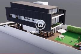 Luxury 5 bedroom villa in the city center, with garage