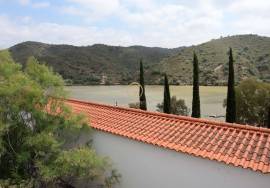 Rural Hotel of 4 floors, with 26 rooms, panoramic terrace and swimming pool, located on the bank of the River Guadiana in Guerreiros do Rio, municipality of Alcoutim.