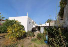 Investment opportunity – property with 900 m2 garden in Tavira centre