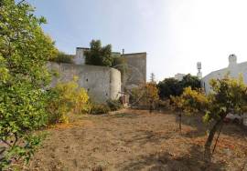 Investment opportunity – property with 900 m2 garden in Tavira centre