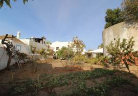 Investment opportunity – property with 900 m2 garden in Tavira centre