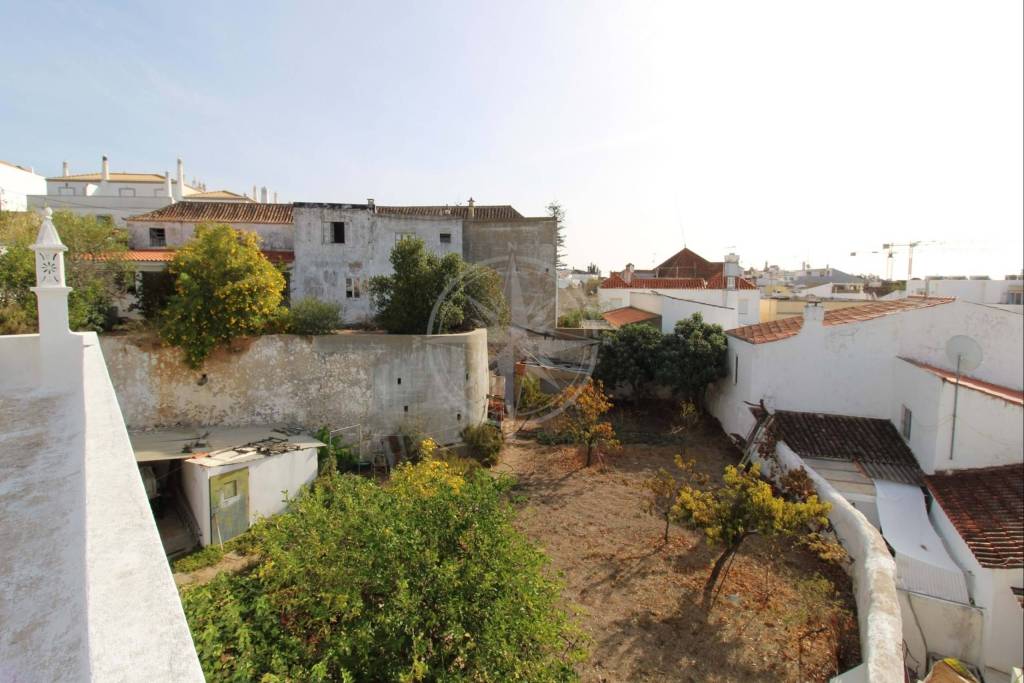 Investment opportunity – property with 900 m2 garden in Tavira centre