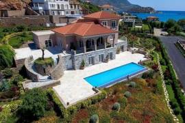 Seafront luxury 5 bedroom villa with pool, private beach, 5-star hotel service