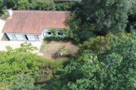 €218000 - Attractive Pavilion with beautiful wooded grounds - Very close to Ruffec !