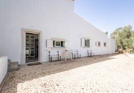 Renovated 3 bedroom country house in over 7,000 m2  plot. Near Moncarapacho. Renovated 3 bedroom country house in over 7,000 m2  plot. Near Moncarapacho.