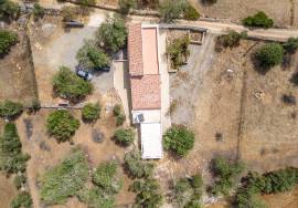 Renovated 3 bedroom country house in over 7,000 m2  plot. Near Moncarapacho. Renovated 3 bedroom country house in over 7,000 m2  plot. Near Moncarapacho.