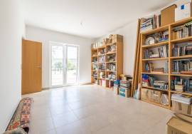 Renovated 3 bedroom country house in over 7,000 m2  plot. Near Moncarapacho. Renovated 3 bedroom country house in over 7,000 m2  plot. Near Moncarapacho.