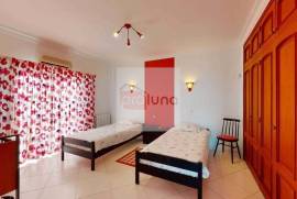 Modern Villa with Pool and Sea View in St. Barbara de Nexe: Luxury and Comfort 15 Minutes from the Airport