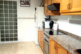 Apartment with three bedrooms, two bathrooms and garage