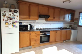Apartment with three bedrooms, two bathrooms and garage