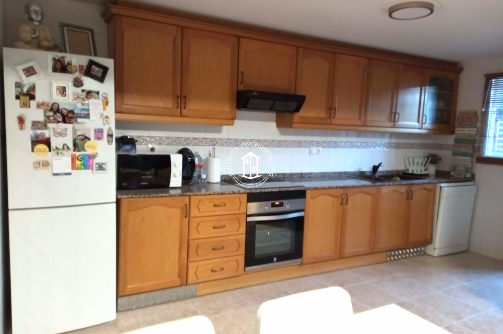 Apartment with three bedrooms, two bathrooms and garage