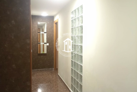 Apartment with three bedrooms, two bathrooms and garage