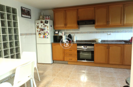 Apartment with three bedrooms, two bathrooms and garage