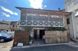 SAINTE-LIVRADE-SUR-LOT. Large house of 206m2 habitable. It is a house with the possibility of being divided into two dwellings for a rental investment for example. The house has two kitchens, two living-dining rooms and a total of 4 bedrooms.