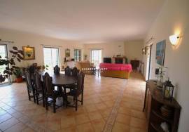 Fantastic 5 bedroom villa with pool and garage