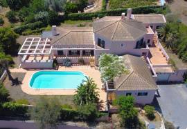 Fantastic 5 bedroom villa with pool and garage