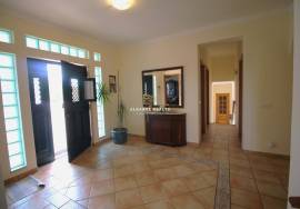 Fantastic 5 bedroom villa with pool and garage