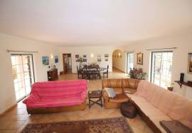 Fantastic 5 bedroom villa with pool and garage