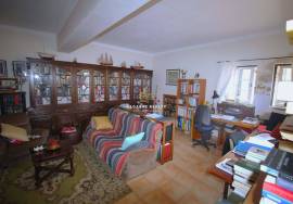 Fantastic 5 bedroom villa with pool and garage