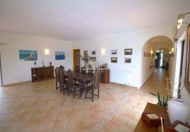 Fantastic 5 bedroom villa with pool and garage