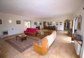 Fantastic 5 bedroom villa with pool and garage