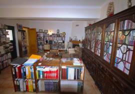 Fantastic 5 bedroom villa with pool and garage