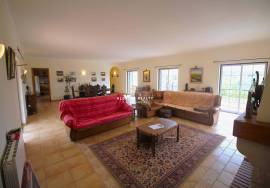 Fantastic 5 bedroom villa with pool and garage