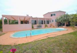 Fantastic 5 bedroom villa with pool and garage