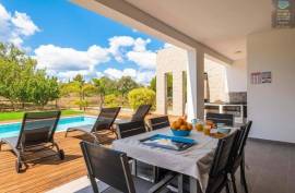 4 bedroom villa located in the Prainha area, with swimming pool, garage and garden overlooking Alto Golf, where luxury and privacy come together .....