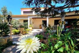 Near The Sea, Beautiful Villa With 296 M2 Of Living Space, Spacious Garage And Large Annexe On 2375 M2 Plot, Of Which 1000 M2 Still Constructible.