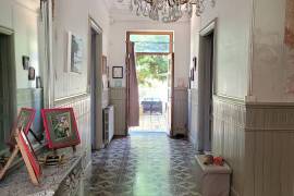 Superb Town House With 300 M2 Of Living Space With Its Former Wine Storehouse, Garden And Swimming Pool 10 Minutes From The Beaches. Superb Town House With 300 M2 Of Living Space With Its Former Wine Storehouse, Garden And Swimming Pool 10 Minutes From The Beaches.
