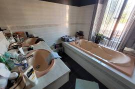 Superb Town House With 300 M2 Of Living Space With Its Former Wine Storehouse, Garden And Swimming Pool 10 Minutes From The Beaches. Superb Town House With 300 M2 Of Living Space With Its Former Wine Storehouse, Garden And Swimming Pool 10 Minutes From The Beaches.