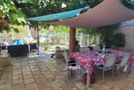 Superb Town House With 300 M2 Of Living Space With Its Former Wine Storehouse, Garden And Swimming Pool 10 Minutes From The Beaches. Superb Town House With 300 M2 Of Living Space With Its Former Wine Storehouse, Garden And Swimming Pool 10 Minutes From The Beaches.