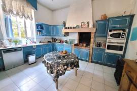 Superb Town House With 300 M2 Of Living Space With Its Former Wine Storehouse, Garden And Swimming Pool 10 Minutes From The Beaches. Superb Town House With 300 M2 Of Living Space With Its Former Wine Storehouse, Garden And Swimming Pool 10 Minutes From The Beaches.