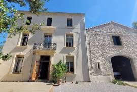 Superb Town House With 300 M2 Of Living Space With Its Former Wine Storehouse, Garden And Swimming Pool 10 Minutes From The Beaches.