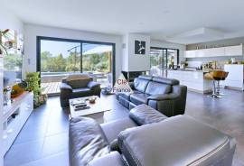 Detached Villa in an Oasis of Calm with Pool Detached Villa in an Oasis of Calm with Pool