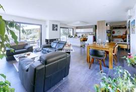 Detached Villa in an Oasis of Calm with Pool Detached Villa in an Oasis of Calm with Pool