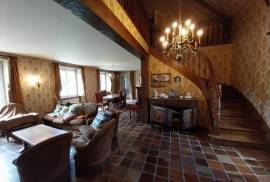 Detached Country House with Terrace and Large Garden