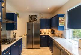 3 bedroom, Semi-detached house for sale