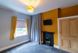 3 bedroom, Semi-detached house for sale