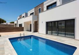 Modern 3-Bedroom Home with Private Pool, 5 Minutes from the Beaches of Olhos de Água