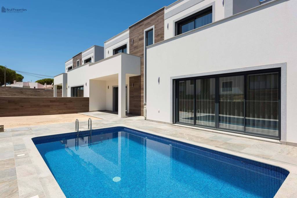Modern 3-Bedroom Home with Private Pool, 5 Minutes from the Beaches of Olhos de Água