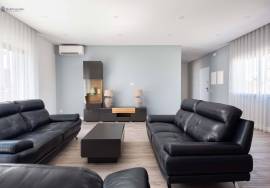 Modern 3-Bedroom Villa with Private Pool, 5 Minutes from the Beaches of Olhos de Água.