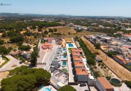 Modern 3-Bedroom Villa with Private Pool, 5 Minutes from the Beaches of Olhos de Água.